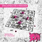 "SPIELAUFBAU FÜR 4 PERSONEN" steht oben auf rosa Hintergrund. Unten ein rosa Schweinchen. Spielelemente sind sichtbar.