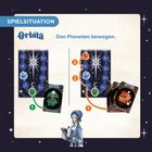 Spielanleitung zu "Orbita": "Den Planeten bewegen". Mit Illustrationen von Planeten und einer Person in stilisierter Kleidung.