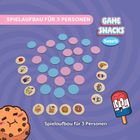 "SPIELAUFBAU FÜR 3 PERSONEN", "Game Snacks Sweets". Bunte, spiralige Chips, Cartoon-Süßigkeiten, lila Hintergrund.