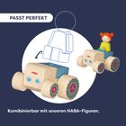 "Passt perfekt. Kombinierbar mit unseren HABA-Figuren." Illustration eines Holzfahrzeugs mit Figur.