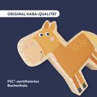 Original HABA-Qualität. FSC®-zertifiziertes Buchenholz. Eine Illustration eines lächelnden, hölzernen Pferdes.