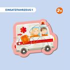 Text: "EINSATZFAHRZEUG 1", "2+". Illustration eines Rettungswagens mit zwei Figuren im Inneren.