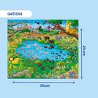 Größe: 30cm x 25cm. Illustration eines Wasserlochs mit vielen Tieren, darunter Elefanten, Giraffen, Zebras und Vögel.