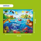 Text „GRÖSSE“, 45 cm, 36 cm. Illustration: Tiere und eine tropische Insel mit Vulkan und Ozean, farbenfroh gestaltet.