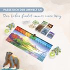 "PASST DICH DER UMWELT AN, Das Leben findet immer einen Weg." Spielmaterialien mit Tieren und Landschaftsmotiv.