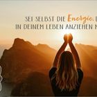 "Sei selbst die Energie, die du in deinem Leben anziehen möchtest." Frau, Rücken zur Kamera, Sonnenuntergang, Berge.