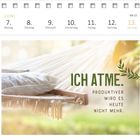 Text: "ICH ATME. PRODUKTIVER WIRD ES HEUTE NICHT MEHR." Oben ist ein Kalender. Darunter eine Hängematte mit Kissen.