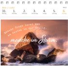 Kalender mit einer felsigen Küste und der Text: "Manche Dinge lernt man am besten in der Stille, manche im Sturm."