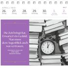 Text: "Die Zeit bringt Rat. Erwartet‘s in Geduld. Man muss dem Augenblick auch was vertrauen." - Friedrich Schiller. Kalender mit Büchern und Wecker.