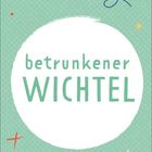 Text „betrunkener WICHTEL“ in einem weißen Kreis. Grüner Hintergrund mit bunten Punkten und geschwungenen Linien.