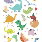 Bunte Illustration von fröhlichen Dinosauriern mit Herzen und Sternen verziert.