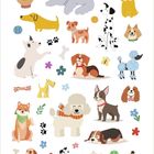 Verschiedene Illustrationen von Hunden, bunte Blumen, Bälle, Knochen und Pfotenabdrücken auf weißem Hintergrund.