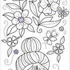 Eine Illustration zeigt eine Person, die ein Buch hält, umgeben von Blumen und Schmetterlingen.