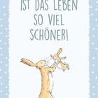 "Mit dir ist das Leben so viel schöner!" Illustration von zwei spielenden Hasen in fröhlicher Szene auf blauem Herzchen-Hintergrund.