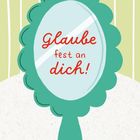 Text: "Glaube fest an dich!" in einem grünen Spiegel-Design mit Herzgriff, vor einem gelb-gestreiften Hintergrund.