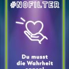 „#NOFILTER“ oben, „Du musst die Wahrheit sagen!“ unten. Illustration einer Hand mit Herz, lila Hintergrund.