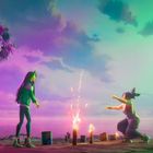Illustration: Zwei Figuren zünden farbige Feuerwerke am Strand. Der Himmel hat lebendige rosa und grüne Töne.