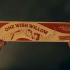 „ONE WISH WILLOW“, „AMAZE YOUR FRIENDS!“, „You only get ONE WISH“. Zwei gezeichnete Gesichter, ein Mann und eine Frau.