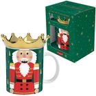 Tasse mit Kronendeckel. Illustration eines Nussknackers in Rot auf einer grünen Tasse mit goldenem Kronendeckel und passender Verpackung.