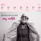 Kalender für März mit markierten Daten. Zitat: "Bad Vibes don’t go with my outfit." Frau mit Sonnenbrille und Pelzmantel.