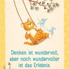 Text: "Denken ist wundervoll, aber noch wundervoller ist das Erlebnis. Oscar Wilde." Illustration: Katze schaukelt mit Mäusen.