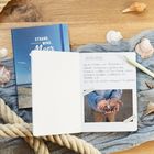 Text: 15.05.2026. Heute haben wir Muscheln & Steine gesammelt. Tagebuch und Muscheln auf einem Tisch, Seil im Vordergrund.