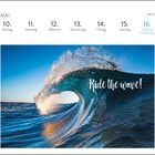 "Ride the wave!" auf einer großen brechenden Welle, Kalender mit Daten vom 10. bis 16. Mai.