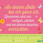 Text: "An deiner Seite bin ich ganz ich. Zusammen sind wir mutiger, stärker und ein kleines bisschen verrückter." Kalender für April mit Blumen und Schmetterlingen auf rosa Hintergrund.
