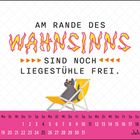 "Am Rande des Wahnsinns sind noch Liegestühle frei." Juli-Kalender mit Katze auf Liegestuhl.