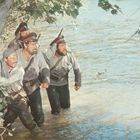 Fünf Männer in Uniform waten angespannt durch einen Fluss in waldreicher Umgebung. Ein „FSK” Logo ist sichtbar.
