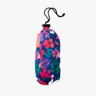 „CEDON“ steht auf einem Etikett. Buntes Etui mit Blumenmuster in Blau, Pink und Grün, Kordelverschluss oben.