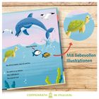 Mit liebevollen Illustrationen. Delfin, Schildkröte, Fische und Möwen in verspielter Unterwasserszene, Textzeilen darunter.