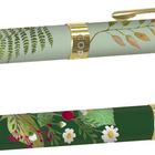 Zwei Kugelschreiber mit goldenen Akzenten zeigen naturinspirierte Designs: Blätter, Farne und Blumen in Grün- und Naturtönen.