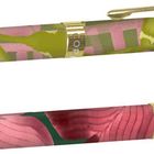 Text "COPIC" auf goldenen Klemmen. Zwei Stifte in Grün und Rosa mit floralem Muster.