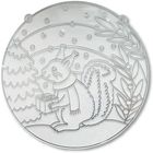 Ein kreisförmiges Relief zeigt ein Eichhörnchen im Schal, das ein Geschenk hält. Links ein Baum, rechts Pflanzen und Schneeflocken.
