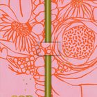 Text: "FOR YOU" in goldener Schrift. Eine grüne Bleistift mit Radiergummi, umrahmt von orangen Blumen auf rosa Hintergrund.