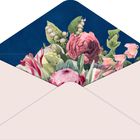 Eine Illustration zeigt einen offenen Umschlag mit bunten Blumen, darunter Rosen und Maiglöckchen, vor einem dunkelblauen Hintergrund.