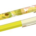 Zwei Kugelschreiber; einer mit buntem Blumenmuster, der andere in leuchtendem Gelb. Beide haben goldene Details.