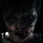 Das Bild zeigt ein Kind mit erschreckendem Gesicht, schwarz umrandeten Augen und einer dunklen Flüssigkeit, die aus dem Mund tropft.