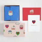 Oberes Etikett: "Happy Birthday", Karte: "Have a great day". Box mit bunten Kuchen- und Herzmotiven.