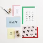 Texte: Mehrere Grußkarten mit symbolischen Zeichnungen und Mustern, Geschenkmotive wie Kuchen, Herzen und Kerzen.