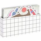 Keine Texte sichtbar. Eine weiße Box mit schwarzem Gittermuster enthält bunte, dekorative Papierkarten.