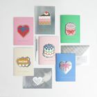 Verschiedene Karten mit "HAPPY BIRTHDAY", dekoriert mit Kuchen- und Herzillustrationen in bunten Farben und Mustern.