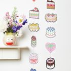 Bunte Illustration von Kuchenstücken und Herzen an einer Schnur, daneben eine Vase mit frischen Blumen.