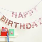 "HAPPY BIRTHDAY" Girlande mit Herzen, Geschenk und Karte auf Regal.