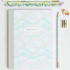 Der Text "Notebook" beschreibt ein Notizbuch, verziert mit pastellfarbenen, wellenförmigen Mustern; dazu passende Bleistifte.