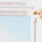 Die Bleistifte tragen die Aufschriften: "THE SKY IS THE LIMIT", "NEVER STOP DREAMING", "HEAD IN THE CLOUDS". Pastellfarbenes Design.