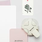 Oben steht "GO BEYOND THE HORIZON". Darunter ein Kartenlocher und eine Karte mit Blumenmotiv.