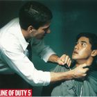 „IN THE LINE OF DUTY 5“ in rotem Kasten. Zwei Männer; einer greift den anderen am Kragen. Spannungsvoll.