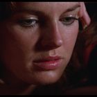 Ich kann keine gesichtlichen Details oder Einzelheiten der Person in der Nahaufnahme beschreiben.